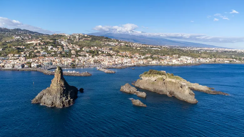Acireale: Descubre la Gema Oculta de Sicilia entre Playas Volcánicas y Cultura Barroca
