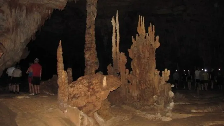 Actun Tunichil Muknal: Explora la Misteriosa Cueva Maya del Inframundo en Belice