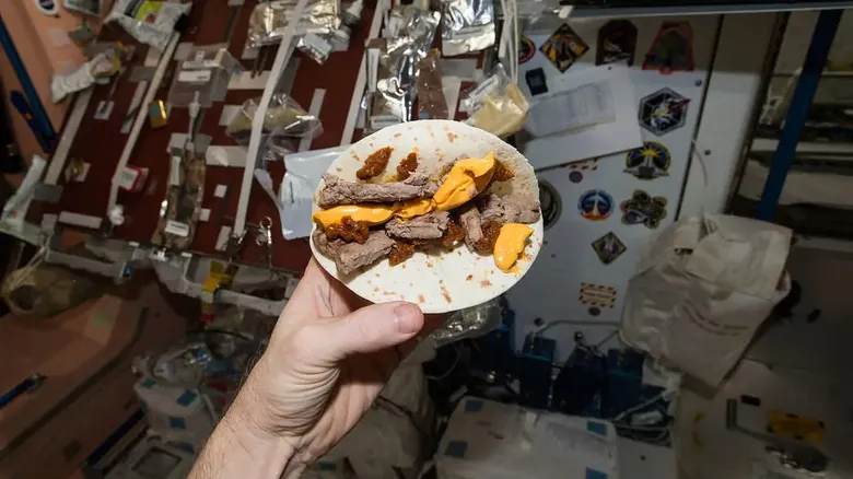 Alimentos Prohibidos en la Estación Espacial Internacional: Qué No Comen los Astronautas y Por Qué