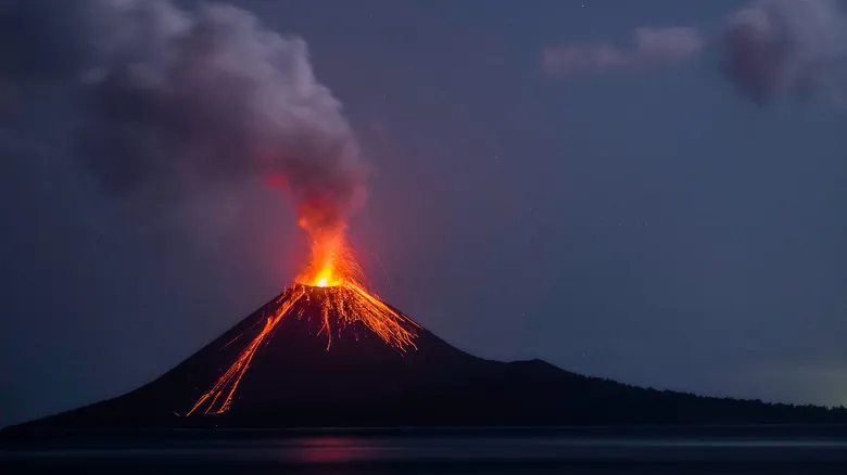 Anak Krakatau: Descubre la Majestuosidad Volcánica y la Biodiversidad Marina de Indonesia