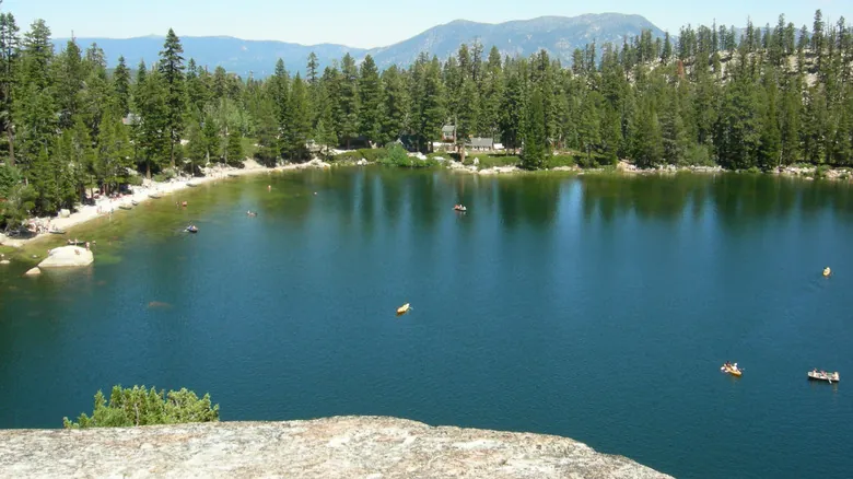 Angora Lakes: Un Paraíso Alpino Oculto Cerca de Lake Tahoe