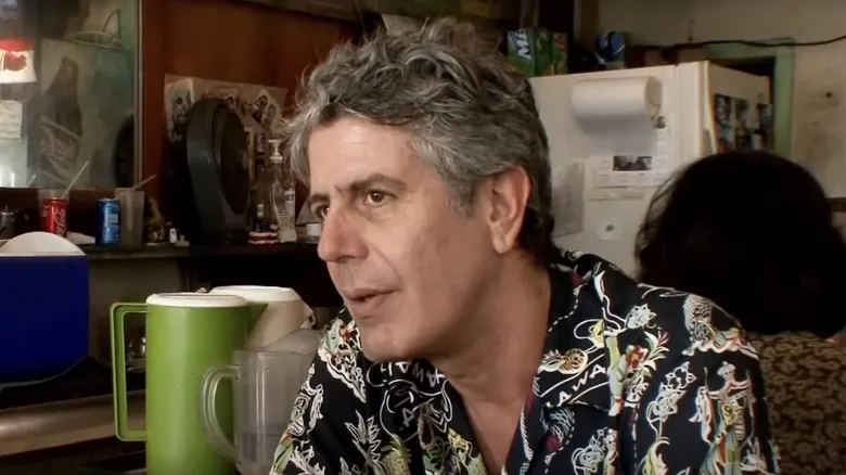Anthony Bourdain en Hawái: Un Viaje Gastronómico Inolvidable por los Sabores Locales