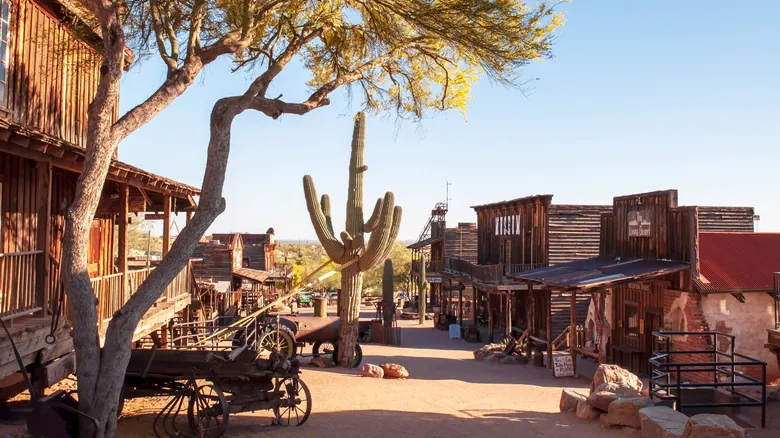 Apache Trail: Un Viaje Escénico Histórico por el Corazón de Arizona