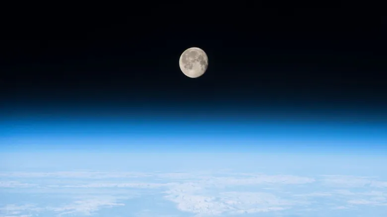 Atmósfera Lunar vs. Terrestre: Diferencias Críticas y Sus Implicaciones
