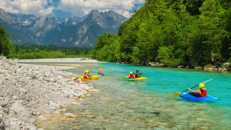 Aventura Subterránea en Eslovenia: Kayak en la Montaña Peca y Encantos del Valle de Soča