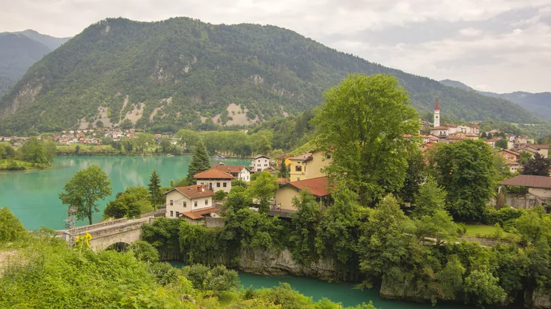 Aventura Subterránea en Eslovenia: Kayak en la Montaña Peca y Encantos del Valle de Soča