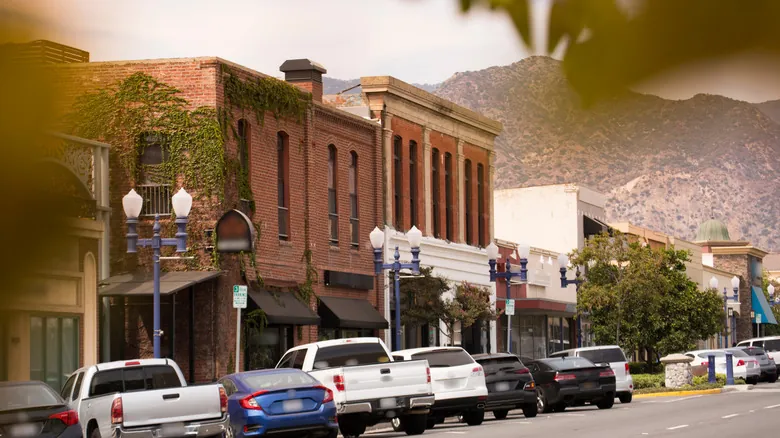 Azusa: El Encanto Escondido de California, entre Naturaleza y Comunidad