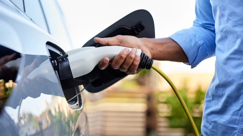 Carga de Vehículos Eléctricos en Casa: Una Inversión Inteligente para el Futuro y el Medio Ambiente
