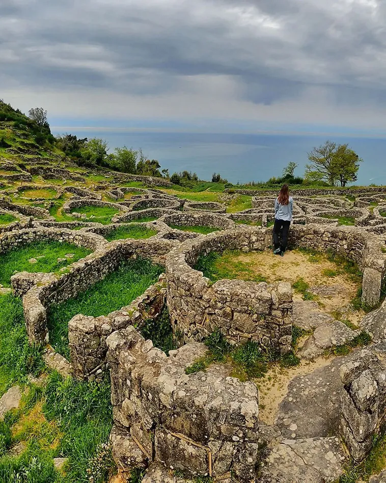 Castro de Santa Tecla: Explorando el Legado Arquitectónico Prerromano en Galicia