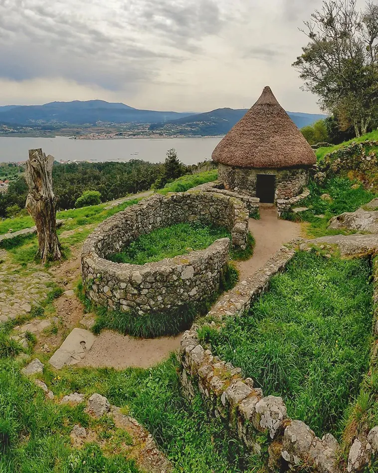 Castro de Santa Tecla: Explorando el Legado Arquitectónico Prerromano en Galicia