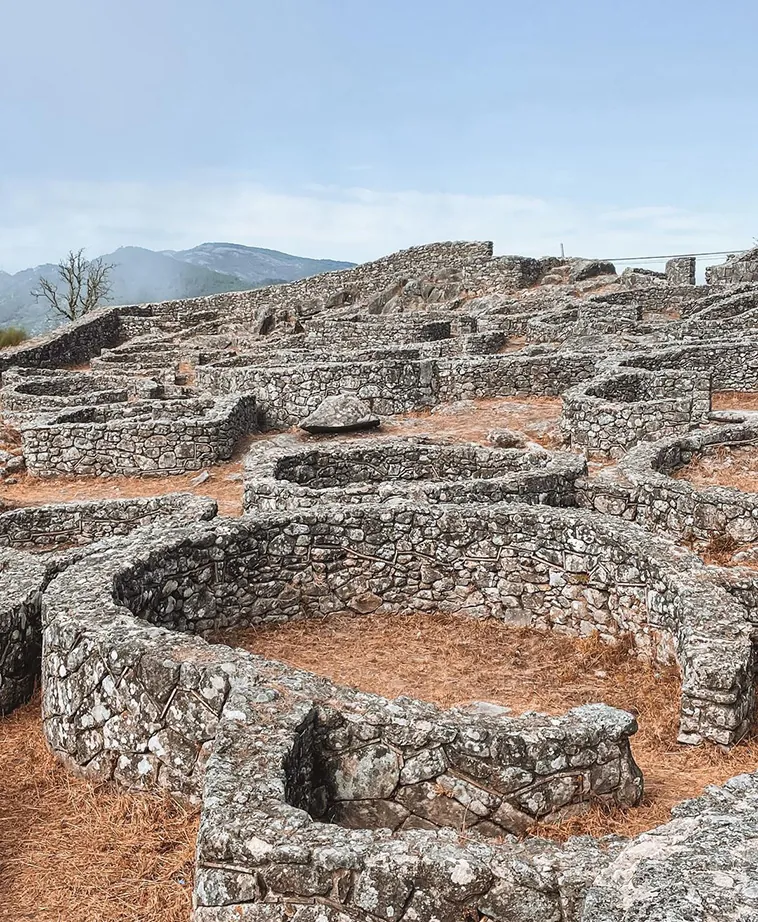 Castro de Santa Tecla: Explorando el Legado Arquitectónico Prerromano en Galicia