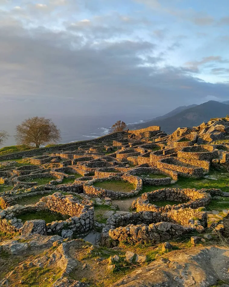 Castro de Santa Tecla: Explorando el Legado Arquitectónico Prerromano en Galicia