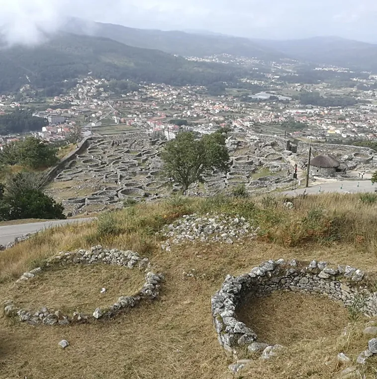 Castro de Santa Tecla: Explorando el Legado Arquitectónico Prerromano en Galicia
