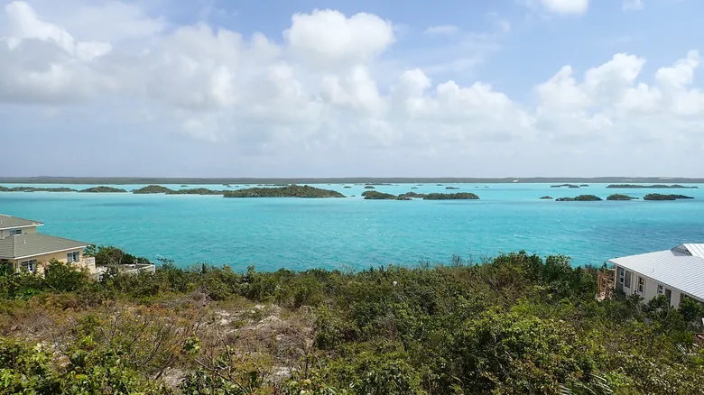Chalk Sound, Islas Turcas y Caicos: Un Paraíso Natural de Aguas Turquesas y Tranquilidad Incomparable