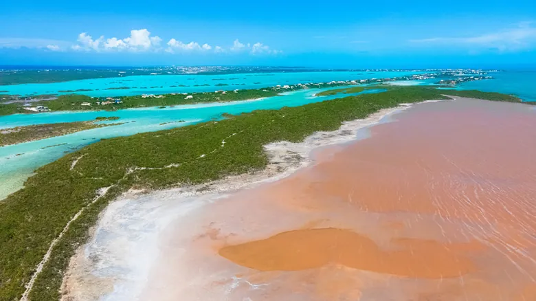 Chalk Sound, Islas Turcas y Caicos: Un Paraíso Natural de Aguas Turquesas y Tranquilidad Incomparable
