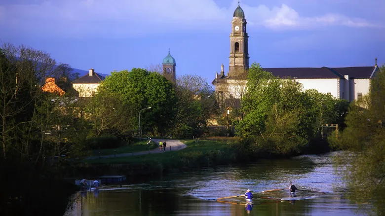Clonmel, Irlanda: Un Viaje Evergreen al Corazón Histórico y Natural de Tipperary