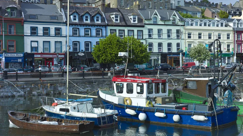 Cobh, Irlanda: Un Viaje Atemporal por la Historia Marítima y la Emigración Irlandesa