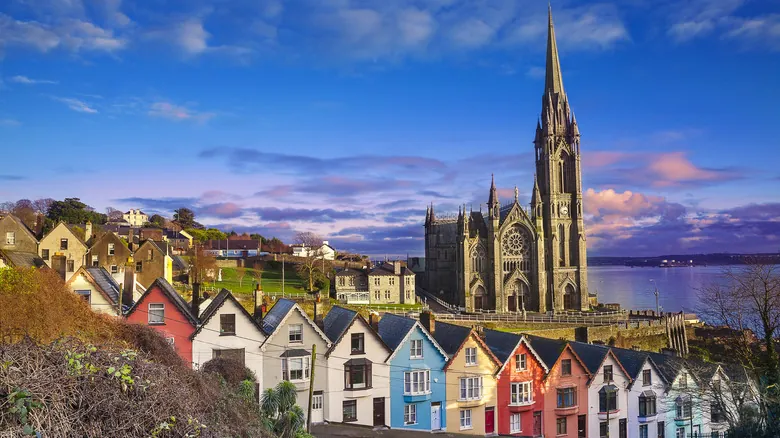 Cobh, Irlanda: Un Viaje Atemporal por la Historia Marítima y la Emigración Irlandesa