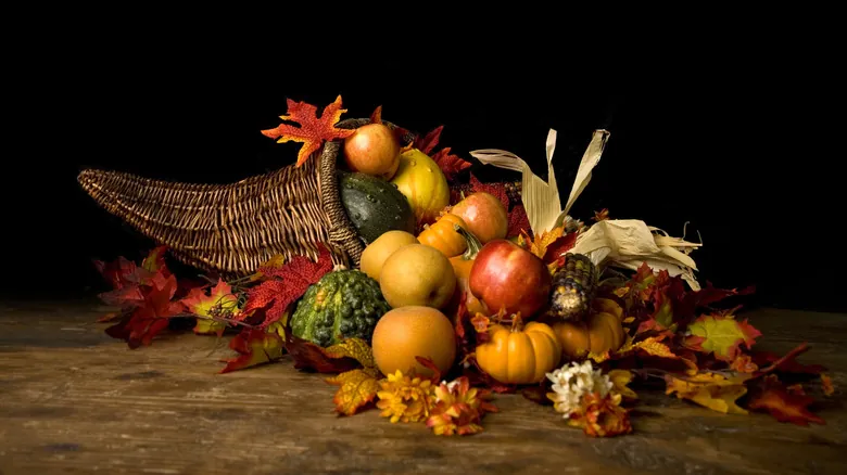 Cómo Crear un Centro de Mesa de Cornucopia DIY para Celebraciones Otoñales