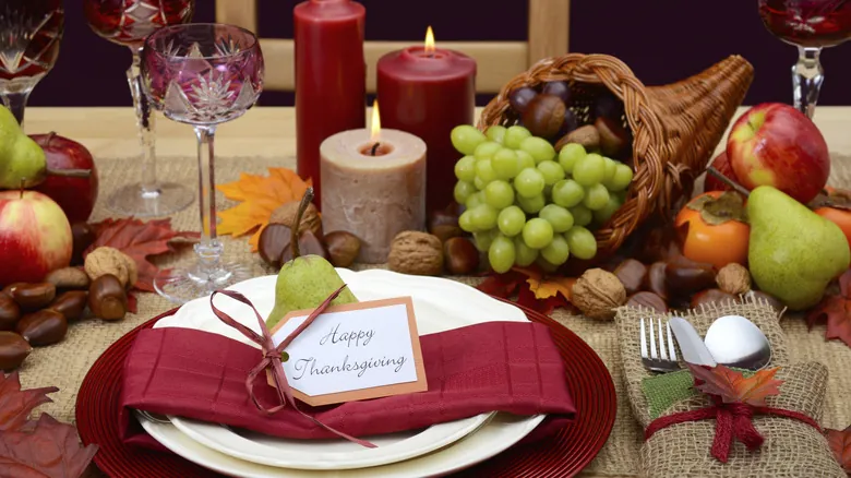 Cómo Crear un Centro de Mesa de Cornucopia DIY para Celebraciones Otoñales