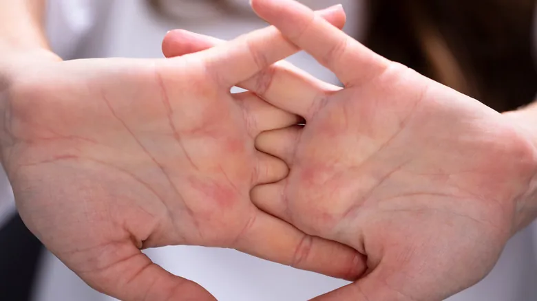 Crujir los Nudillos: Desmitificando el Sonido y sus Efectos en tus Articulaciones