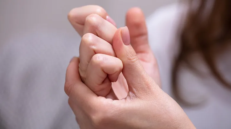 Crujir los Nudillos: Desmitificando el Sonido y sus Efectos en tus Articulaciones