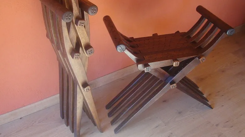 De Símbolo de Estatus a Comodidad Universal: La Evolución de la Silla Plegable a Través de la Historia