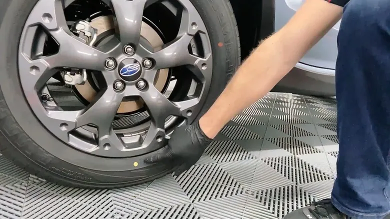 Decifrando los Puntos de Color en Neumáticos Nuevos: Guía Esencial para su Balanceo y Rendimiento