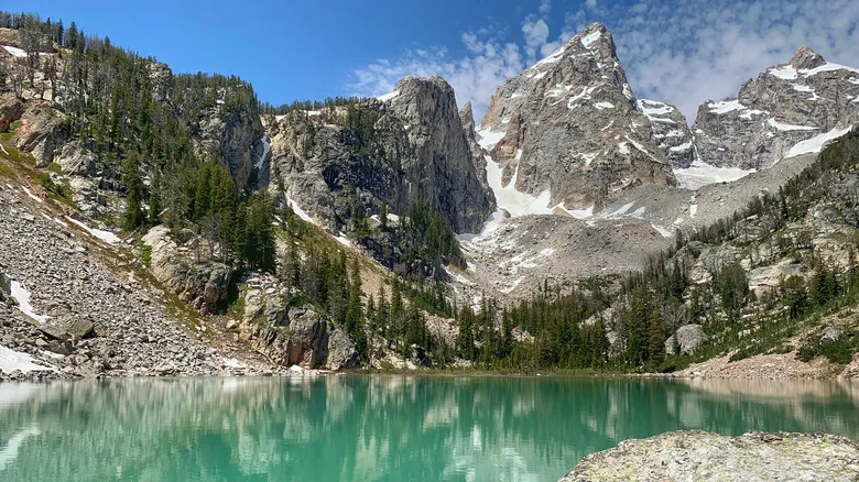 Descubre Delta Lake: La Desafiante Belleza Alpina de Grand Teton