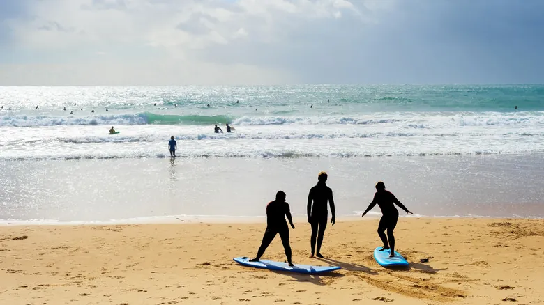 Descubre la Majestuosidad de Praia da Falésia: La Mejor Playa de Portugal en el Algarve