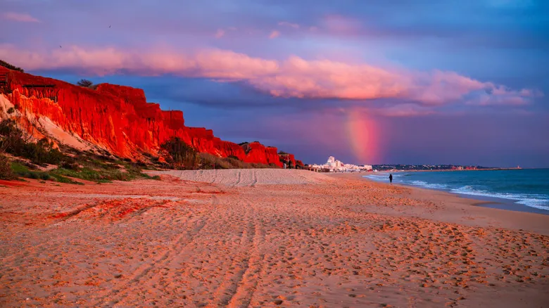 Descubre la Majestuosidad de Praia da Falésia: La Mejor Playa de Portugal en el Algarve