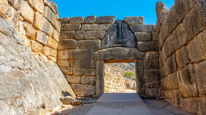 Descubriendo la Grecia Ancestral: Un Viaje a Través de sus Sitios Arqueológicos Más Emblemáticos
