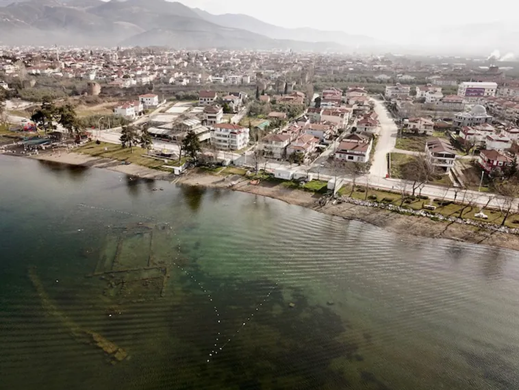 Descubrimiento Arqueológico: La Misteriosa Basílica Sumergida del Lago Iznik en Turquía