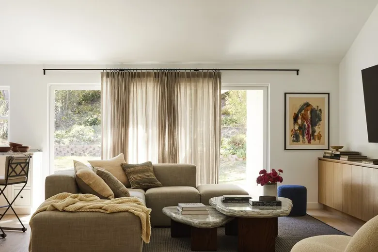 Diseño Atemporal: Un Hogar Minimalista Moderno con Texturas y Calidez para Vivir y Trabajar