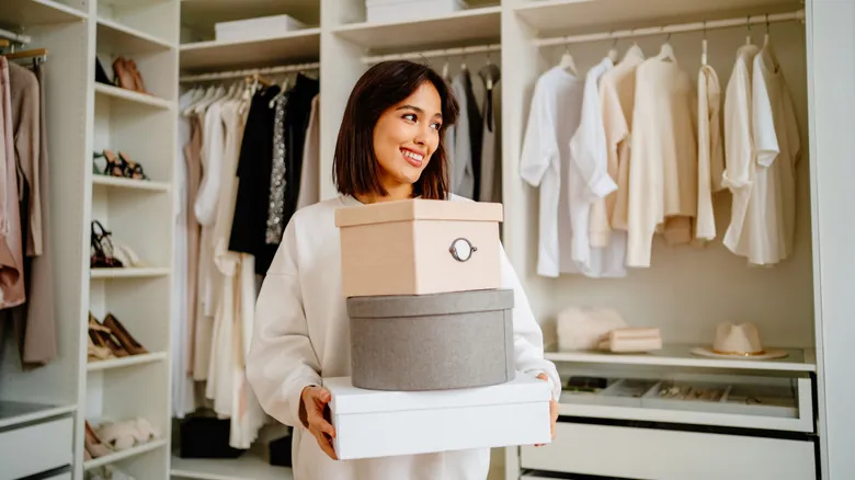 Dominando el Método KonMari: Más Allá de la 'Chispa de Alegría' para un Hogar Ordenado y Feliz