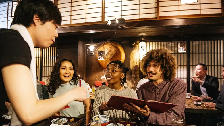 Dominando la Etiqueta al Comer en Japón: Guía para Modificaciones y Restricciones Dietéticas
