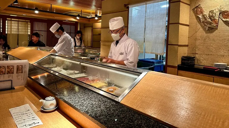 Dominando la Etiqueta al Comer en Japón: Guía para Modificaciones y Restricciones Dietéticas
