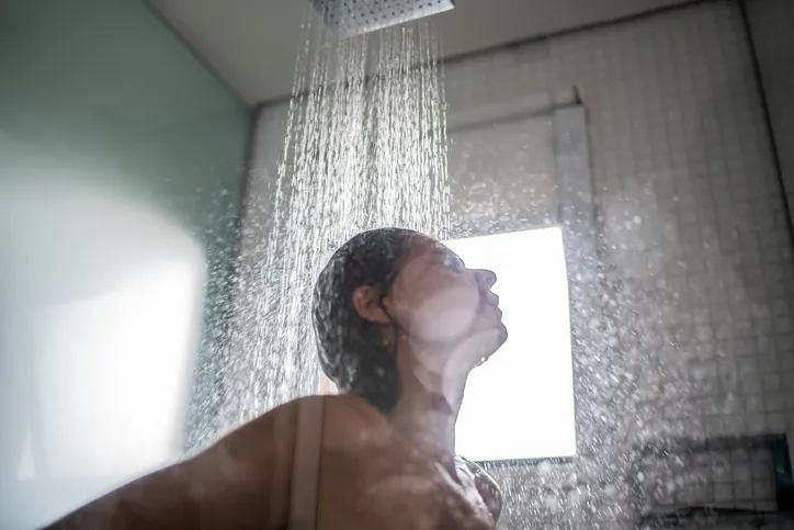 Duchas Frías vs. Calientes: ¿Cuál es Mejor para tu Salud y Bienestar?