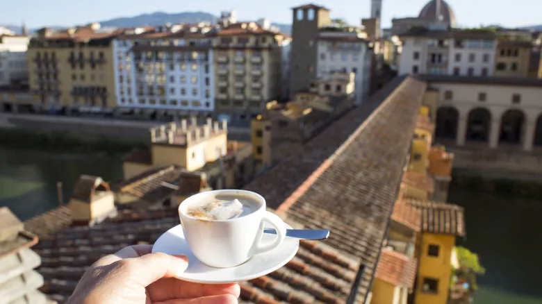 El Caffè Italiano: Un Ritual Social y Gastronómico Imprescindible para el Viajero
