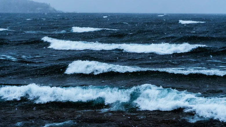 El Enigma de los Grandes Lagos: ¿Por Qué Sus Aguas No Sienten la Fuerza de las Mareas Oceánicas?