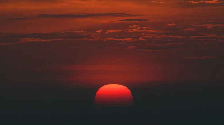 El Enigma del Cielo Rojo: Descifrando la Ciencia Detrás de un Antiguo Dicho Meteorológico