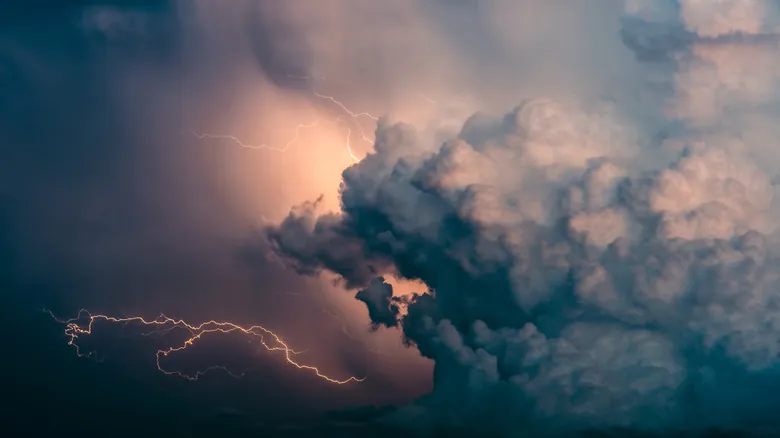 El Enigma del Cielo Rojo: Descifrando la Ciencia Detrás de un Antiguo Dicho Meteorológico