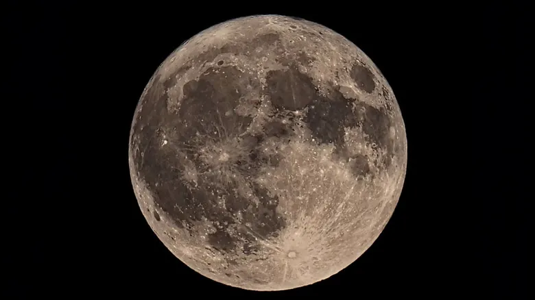 El Lado Lejano de la Luna: Desmitificando el 'Lado Oscuro' y Revelando sus Misterios