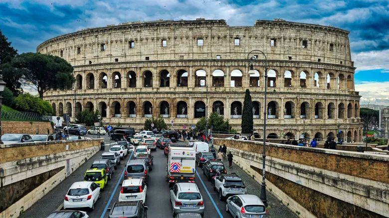 El Secreto para Cruzar Calles Transitadas en Europa: Consejos de Expertos para Peatones