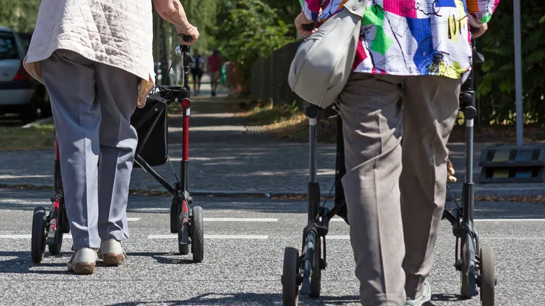 El Secreto para Cruzar Calles Transitadas en Europa: Consejos de Expertos para Peatones