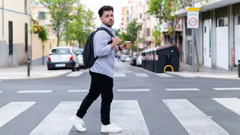 El Secreto para Cruzar Calles Transitadas en Europa: Consejos de Expertos para Peatones