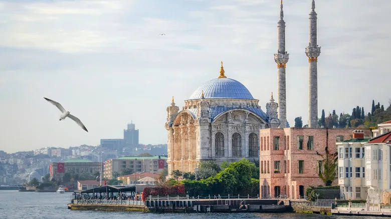 Estambul: El Pudding Shop, Icono Histórico y Gastronómico en el Cruce de Continentes