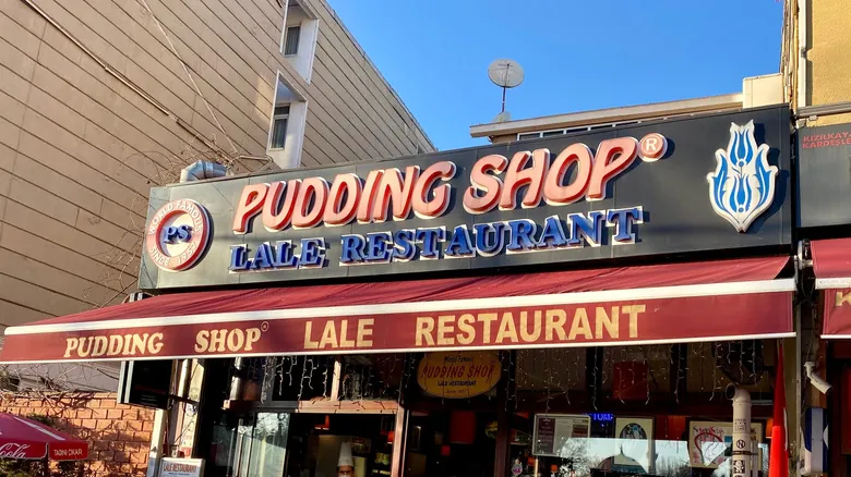 Estambul: El Pudding Shop, Icono Histórico y Gastronómico en el Cruce de Continentes