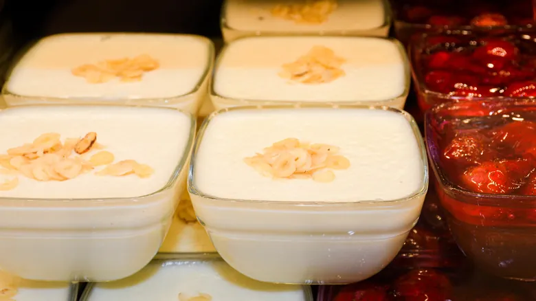 Estambul: El Pudding Shop, Icono Histórico y Gastronómico en el Cruce de Continentes