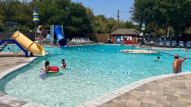 Explora la Icónica Texas Pool: Una Aventura Acuática Única con Forma de Estado